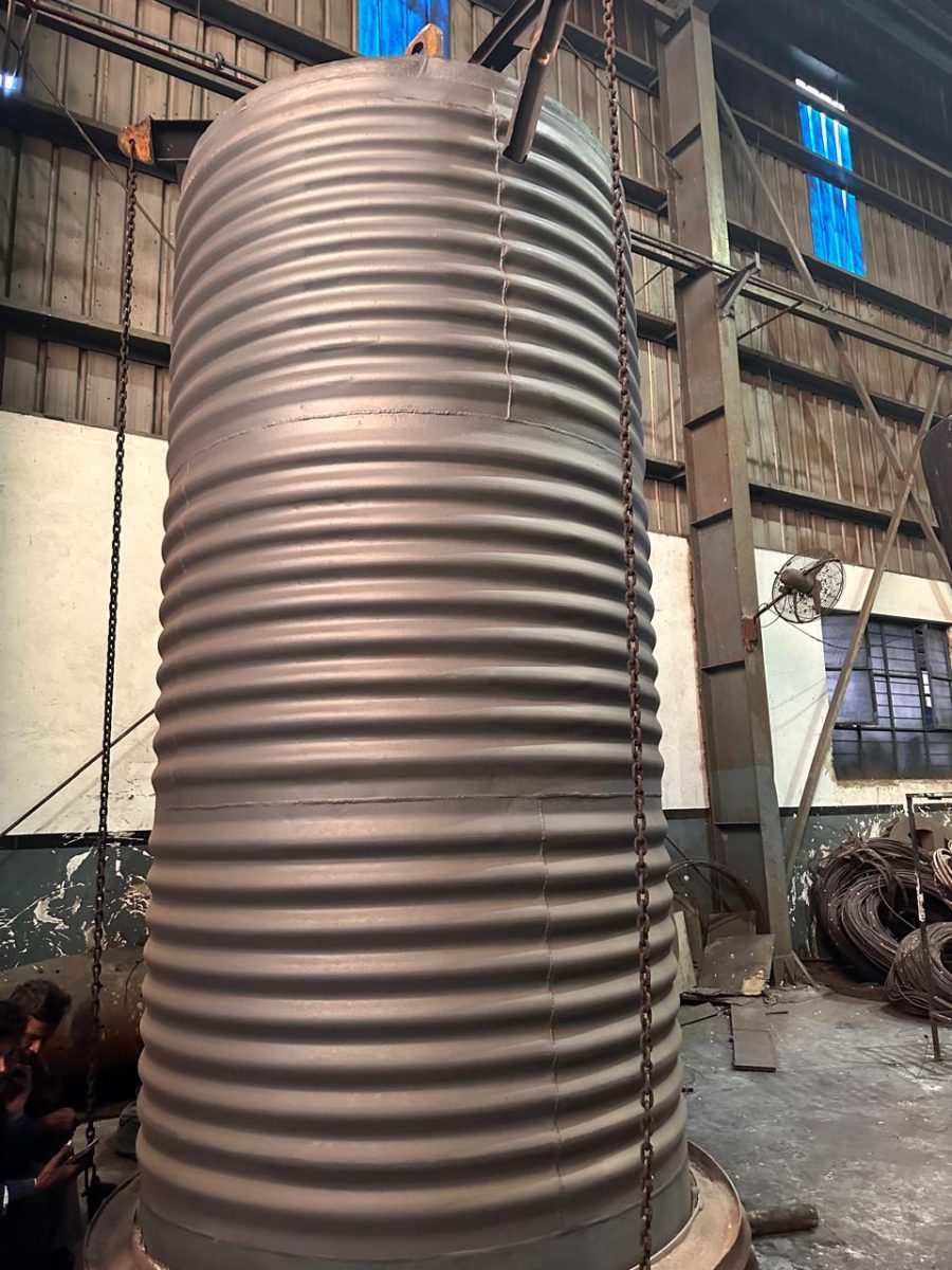 Bell-type annealing furnace for batch treatment of wire, strip and coils