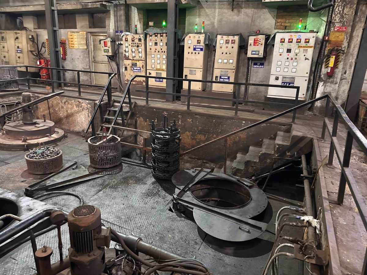 Industrial gas carburizing furnace for controlled-atmosphere case hardening