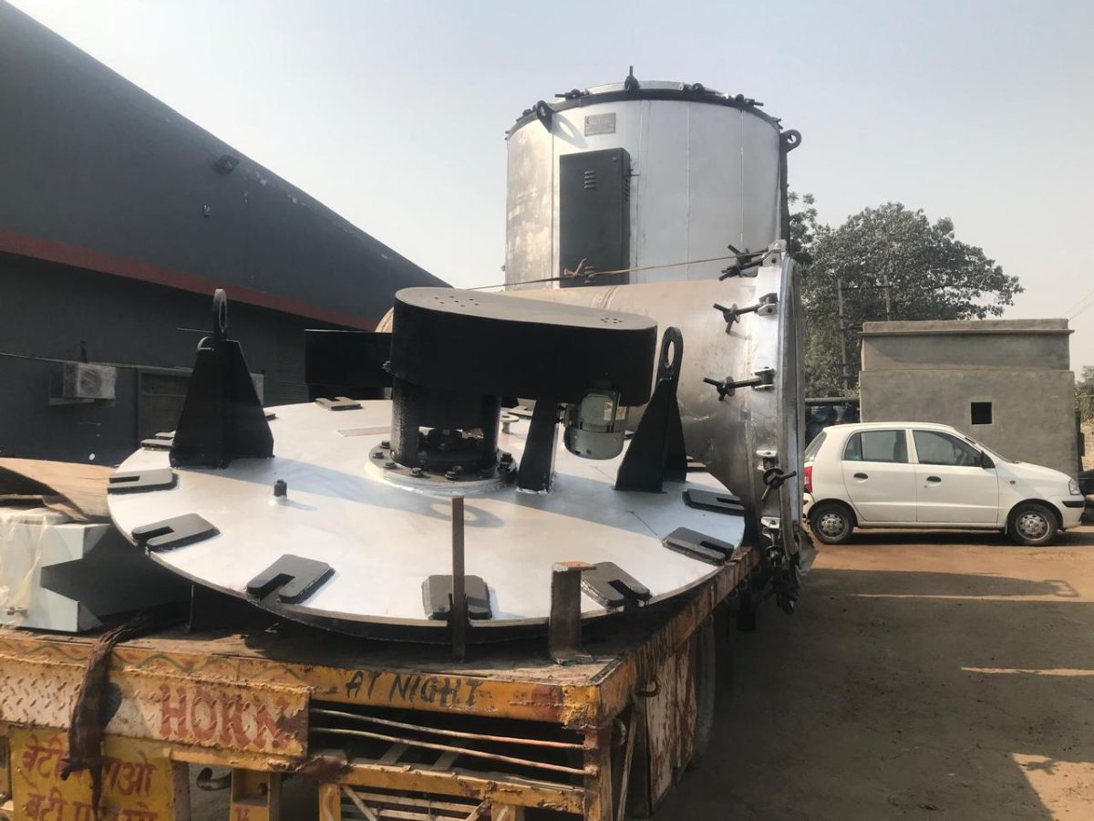Vertical pit-type annealing furnace for coils and long components